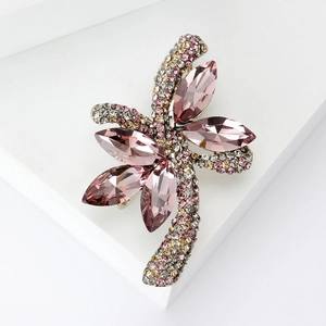 Dettaglio della spilla floreale con cristalli rosa taglio marquise e pavé di strass