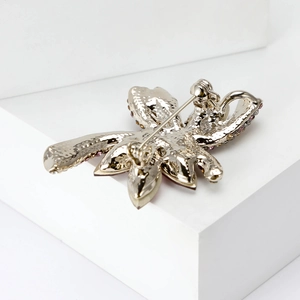 Elegante spilla a fiocco in argento con zirconi viola e champagne di lusso