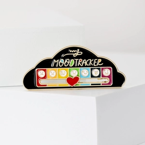 Détail du curseur cœur sur la broche nuage en émail MOODTRACKER avec icônes colorées