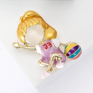 Vista macro de broche de chica con cabello dorado y detalle de baloncesto multicolor