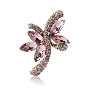 Elegante spilla a fiocco con cristalli marquise rosa e strass colorati su fondo bianco