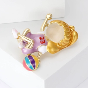 Broche de niña de baloncesto n.º 23 a la moda con acabado dorado y ojo de gato