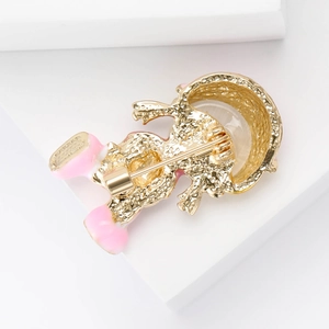 Modische goldene Mädchen-Brosche mit rosa Emaille auf minimalistischen weißen Treppen
