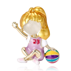 Broche de niña dorada con camiseta número 23 y baloncesto colorido en esmalte