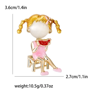 Spilla bambina con trecce dorate e vestito rosa che mangia anguria per vestiti