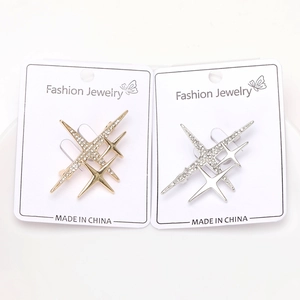 Détail d'épingles à cheveux étoile avec strass brillants en finitions or et argent