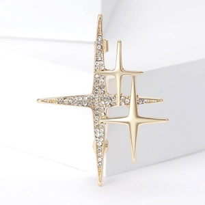Broche étoile dorée élégante avec strass blancs étincelants sur fond blanc épuré