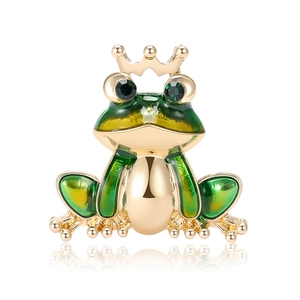 Spilla principe rana alla moda in smalto verde con corona dorata e occhi in cristallo lucido