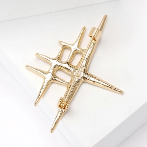 Broche étoile dorée minimaliste au design géométrique abstrait et finition en métal poli