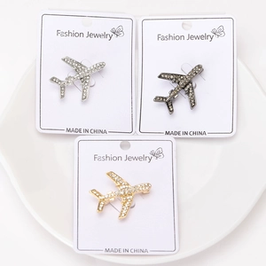 Détails de broches avion en strass disponibles en finitions argent, noir et doré