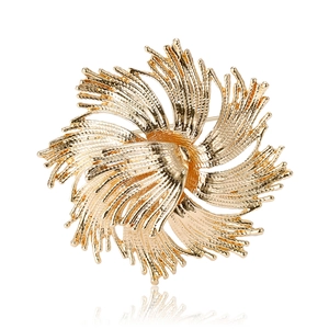 Élégante broche feu d'artifice en or champagne avec texture métallique brossée et radieuse