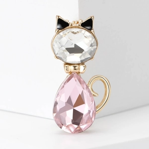 Spilla gatto elegante con testa di cristallo e gemma rosa a goccia su base dorata