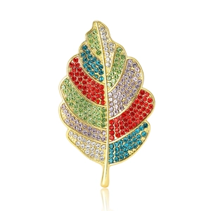 Élégante broche feuille dorée sertie de cristaux colorés et de strass sur fond blanc