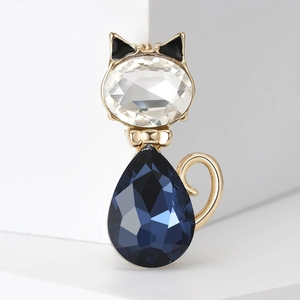 Elegante spilla a forma di gatto con cristalli blu e trasparenti su base dorata