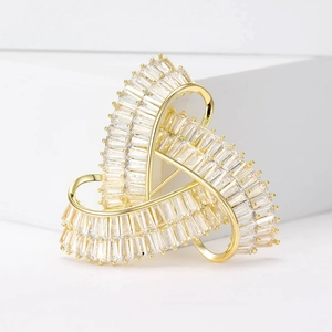 Broche géométrique de luxe en or avec trois anneaux entrelacés et zircones cubiques baguette