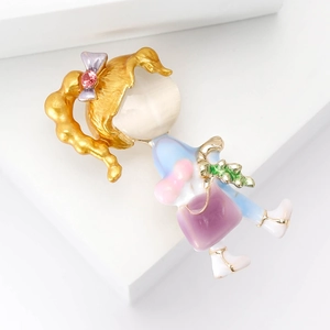 Charmante broche petite fille avec émail coloré, œil de chat et plaqué or