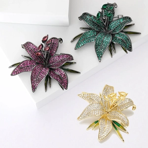 Broches élégantes en forme de fleur de lys avec zircons en violet, vert et blanc