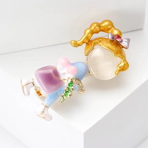 Broche créative petite fille avec tête en opale et accents colorés en émail poli