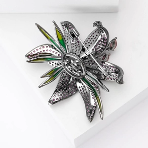 Détail du fermoir épingle de sûreté et incrustations de zircon violet au dos de la broche