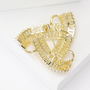 Broche de luxe dorée en forme de triangle avec zircons pour femmes sur présentoir