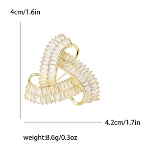 Broche géométrique luxueuse dorée avec zircons cubiques en forme de triangle abstrait