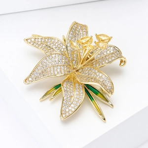 Détail de la broche lys en or avec pétales en zircon pavé et étamines en pierres jaunes