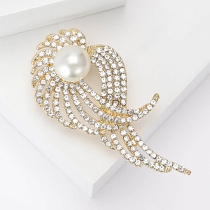 Elegante spilla a piuma d'angelo con strass scintillanti e perla bianca in finitura oro