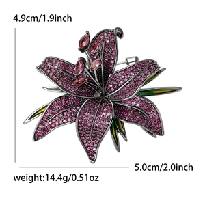 Élégante broche fleur de lys avec zircons roses et pétales en émail vert sur métal noir