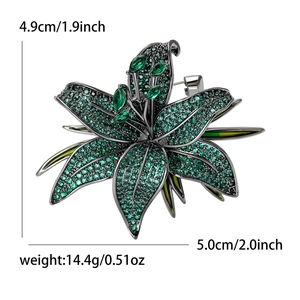 Broche élégante en forme de lis avec zircone verte et émail sur base en métal noir