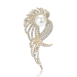Elegante spilla a piuma dorata con una grande perla bianca e strass scintillanti