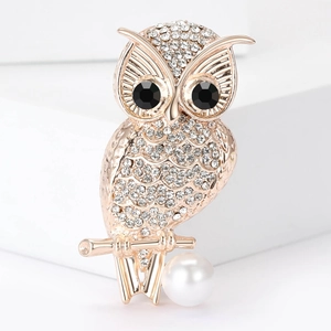 Broche chouette dorée luxueuse avec strass brillants et une grande perle ronde chic