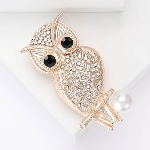 Broche hibou luxueuse en or avec strass scintillants, gemmes noires et perle blanche
