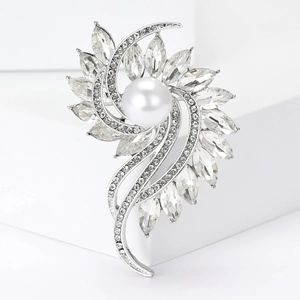 Detailansicht einer silbernen Blumenbrosche mit großer Perle und Marquise-Kristallen