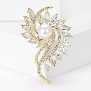 Eleganter Blumen-Perlen-Brosche mit funkelnden Kristallen auf goldener Metallbasis