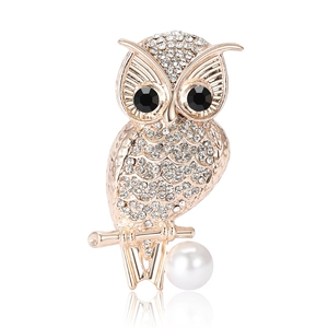 Broche hibou luxueuse en strass avec finition or rose et perle blanche élégante