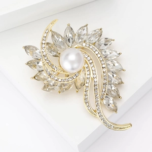 Eleganter Blumen-Perlenbrosche mit funkelnden Strasssteinen und Goldblättern auf Weiß