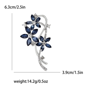 Détail montrant les dimensions de la broche fleur en strass avec pierres bleues