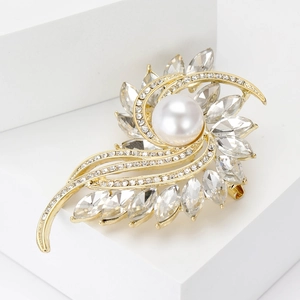 Detailaufnahme der goldenen Blumenbrosche mit großer weißer Perle und Markasit-Strasssteinen