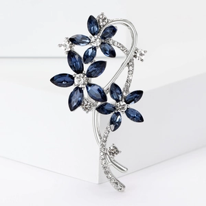 Broche fleur élégante en alliage argenté avec cristaux bleus et strass étincelants