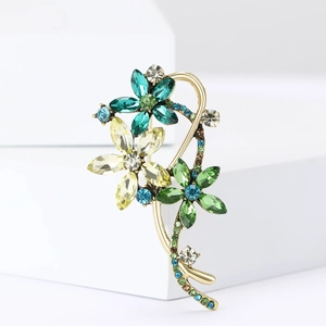 Broche florale élégante en alliage avec cristaux colorés sur un support blanc pur