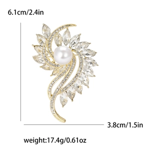 Luxus Perlen und Strass Blumenbrosche für Damen in Gold mit Maßen 6,1 cm x 3,8 cm