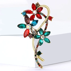 Vue détaillée d'une broche fleur de luxe avec strass colorés sur un socle blanc