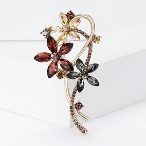 Élégante broche bouquet de fleurs dorée avec strass et cristaux multicolores