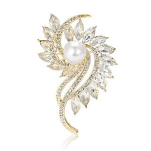 Eleganter Gold-Blumenbrosche mit großer weißer Perle und funkelnden Kristallakzenten