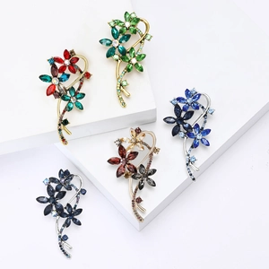 Broches fleurs en strass élégantes en cinq coloris sur support blanc épuré