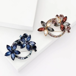 Fashion Alloy Rhinestone Flower Wreath Brooch Elegant Floral Garland Pin For Women Dress Suit Jewelry Accessory