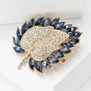 Eleganter Ahornblatt-Anstecker aus Gold mit weißen Diamanten und dunkelblauen Kristallen
