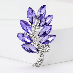 Détail de la broche en cristal violet avec strass argentés sur un motif d'épi de blé