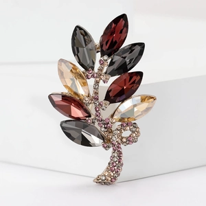 Vue détaillée de la broche épi en cristal avec pierres marquises et pavé scintillant