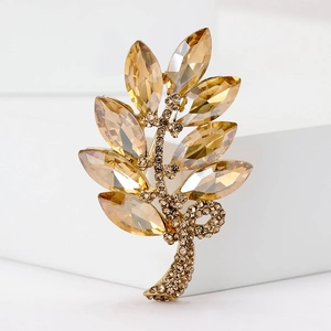 Détail de la broche en épi de blé avec cristaux de champagne sur base dorée